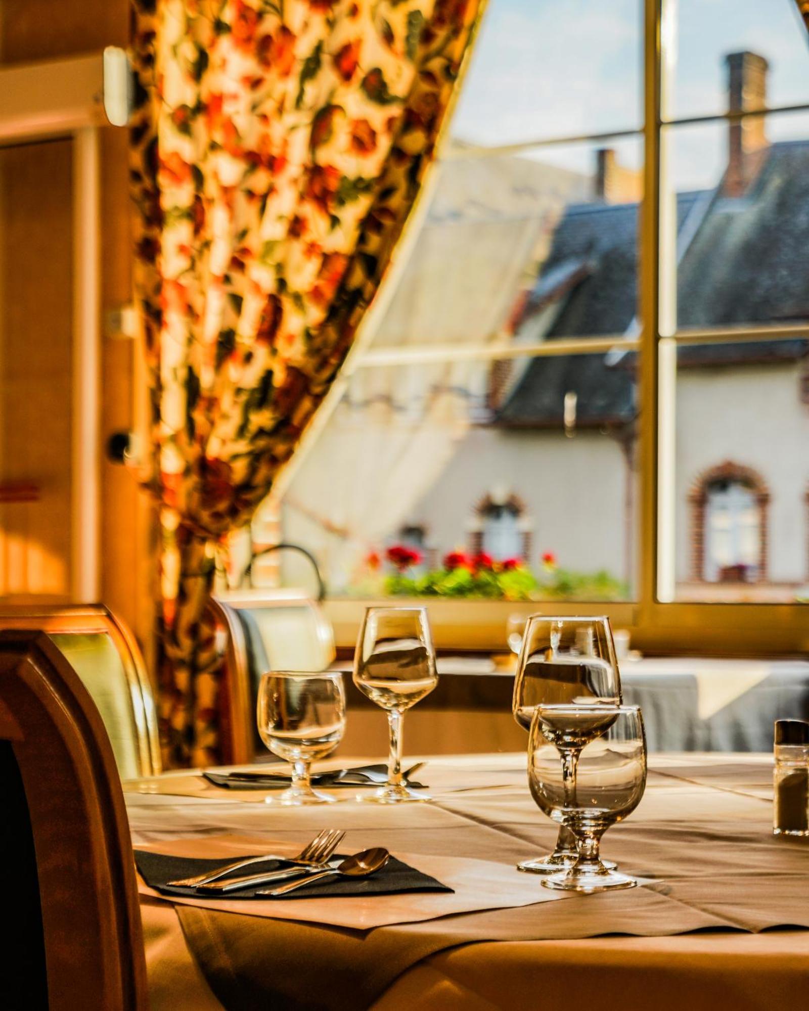 Hotel-Restaurant Domaine De La Grande Garenne Neuvy-sur-Barangeon Ngoại thất bức ảnh