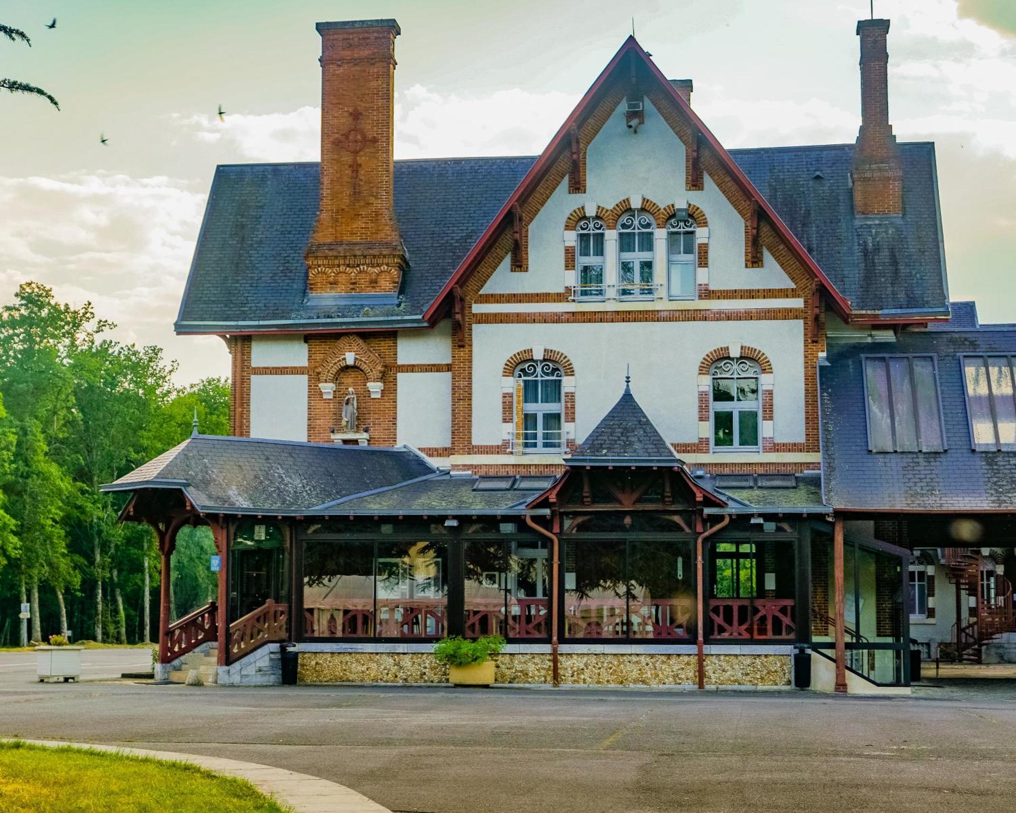 Hotel-Restaurant Domaine De La Grande Garenne Neuvy-sur-Barangeon Ngoại thất bức ảnh