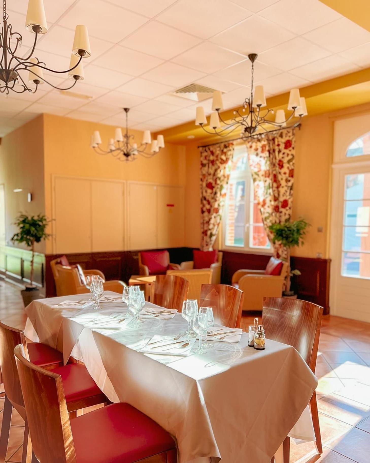 Hotel-Restaurant Domaine De La Grande Garenne Neuvy-sur-Barangeon Ngoại thất bức ảnh